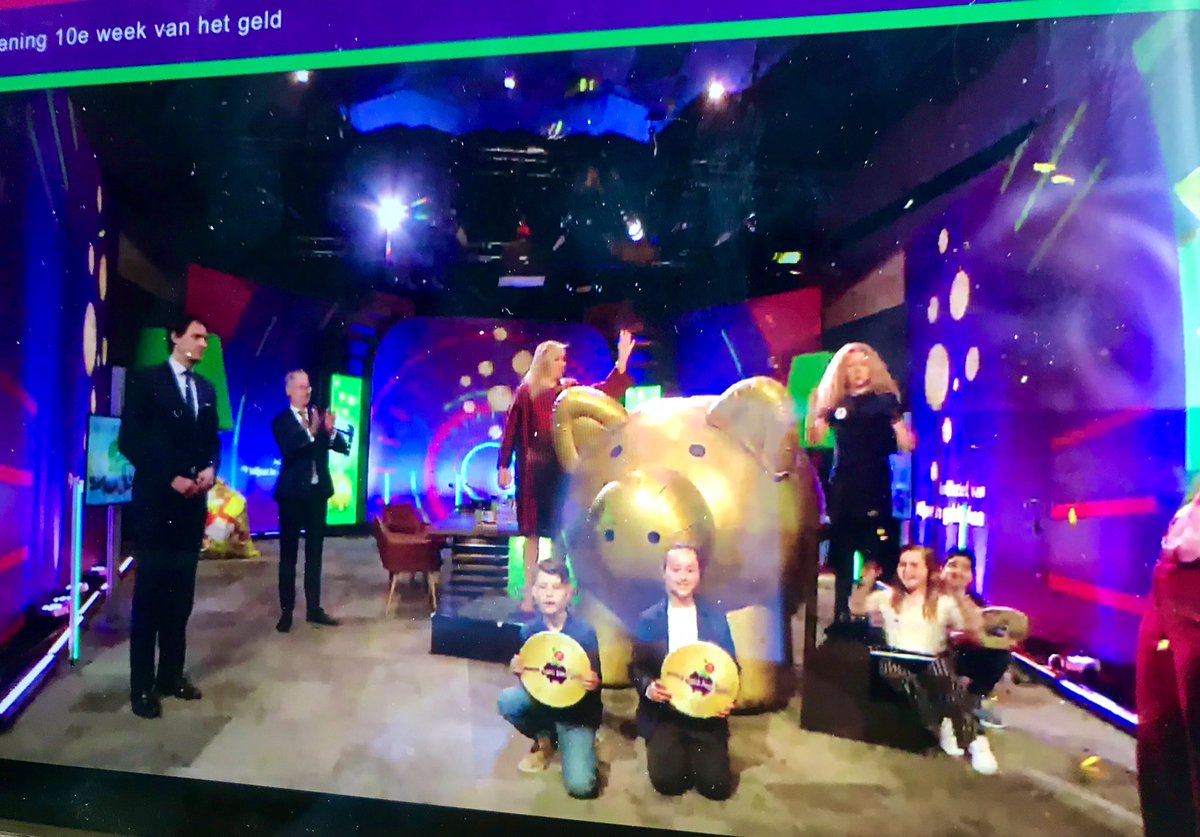 chrisbuijink's tweet photo. .#DeWeekvanhetGeld 2021 is geopend door HM Koningin Máxima + @WBHoekstra & @arieslob 🎉Ook + 1’ aflevering #DeverborgenSchat, starring oa @edubbeling & @rweurding #10JaarWeekvanhetGeld @Wijzeringeld @bankvoordeklas @GlobalMoneyWeek @MoneyQuizEurope https://t.co/y84u2o4DYA