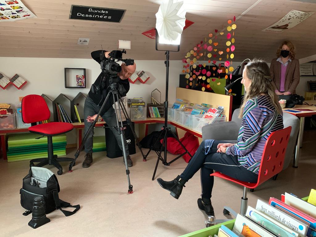 Pourquoi avoir choisi une formation bilingue et quels en sont les grands défis ? Les questions fusent ce matin sous l’œil des caméras de la TV alémanique à l’École primaire de Courtételle où <a href="/SRF/">SRF</a> réalise un reportage en compagnie de deux étudiantes du Cursus primaire bilingue.