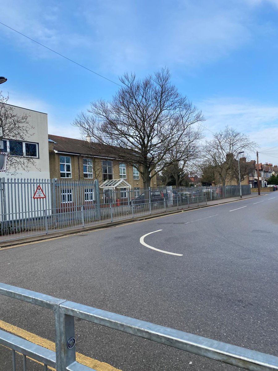 MPSBarkDag's tweet photo. Safer Schools Officer PC Heard is conducting foot patrols this morning around the vicinity of Eastbury School as part of #OpBempton 1548EA @lbbdcouncil https://t.co/sq6Avs45S3