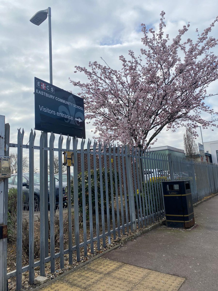 MPSBarkDag's tweet photo. Safer Schools Officer PC Heard is conducting foot patrols this morning around the vicinity of Eastbury School as part of #OpBempton 1548EA @lbbdcouncil https://t.co/sq6Avs45S3