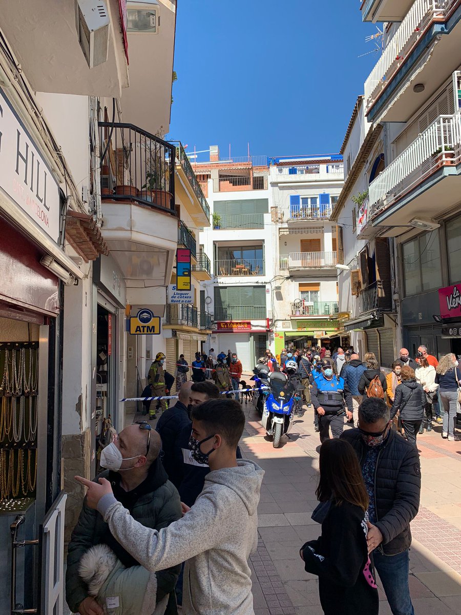 aurorasitges's tweet photo. Vull agrair a @policiaSitges @bomberscat i @semgencat per la ràpida i eficaç actuació en un edifici al centre de Sitges, tenint en compte la gran quantitat de gent que teníem dissabte al poble. Moltes gràcies !! https://t.co/uoELnHUvnO