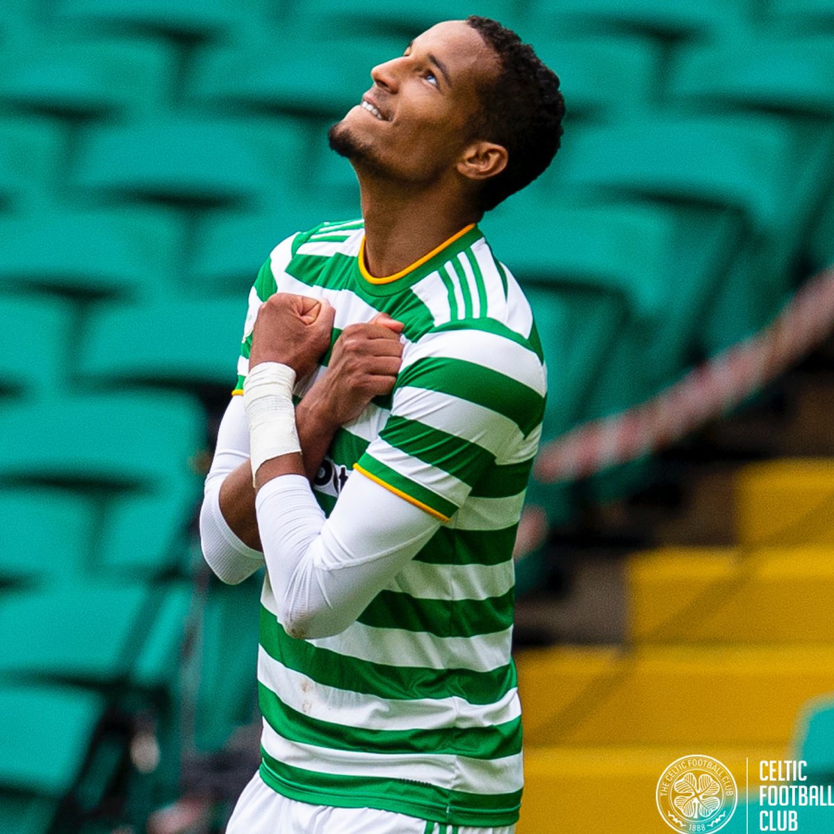CelticFC's tweet photo. 🥳 Happy birthday, @Chri6ViF! 🦸‍♂️

#HoopsUpsideYourHead 🟢⚪️ https://t.co/97qh1zeLvJ