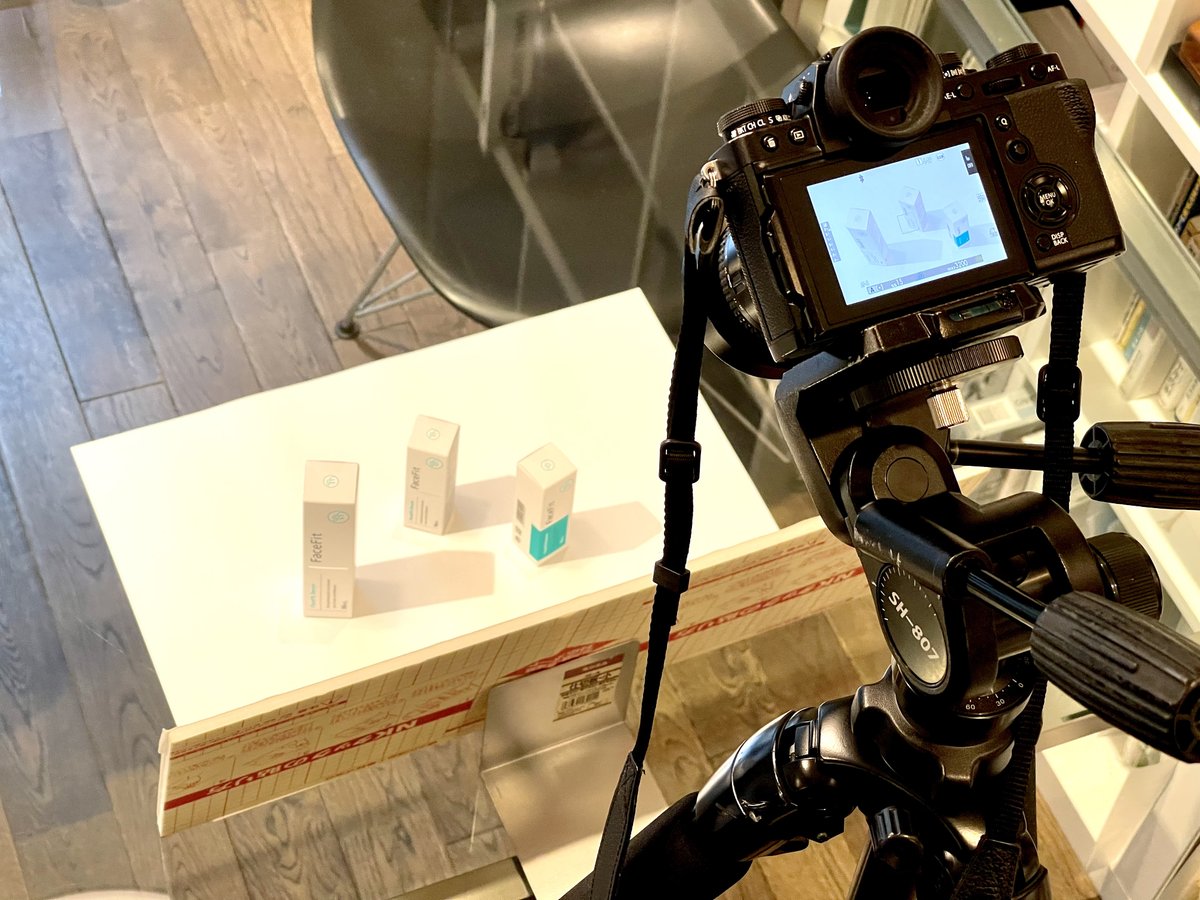 さとうコージィ Cosydesign Inc コピー用紙を敷く ライトは部屋のスポットライト 部屋の窓からの自然光も入ってます 閉めれば影がシンプルに カメラ位置を俯瞰気味に上から狙う構図にしています 三脚を使いカメラを固定し 絞りを絞り込むことで奥