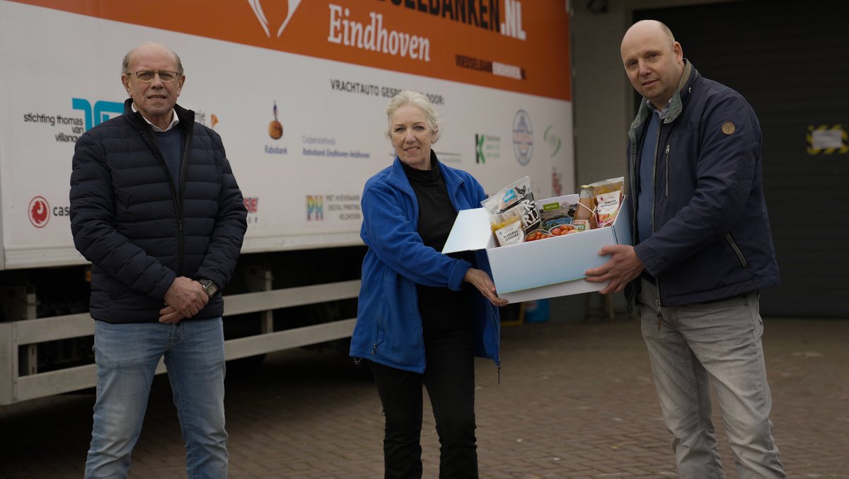 Samen met <a href="/PSV/">PSV</a> en boeren uit de regio hebben we 100 foodboxen samengesteld met producten van eigen bodem en gedoneerd aan <a href="/VBEindhoven/">Voedselbank Eindhoven</a>. Eerlijk, lekker en gezond eten voor iedereen. Onze boeren zorgen er voor

agrifriends.nl/voedselbank

#voedselbank #PSV #agrifriends #foodbox