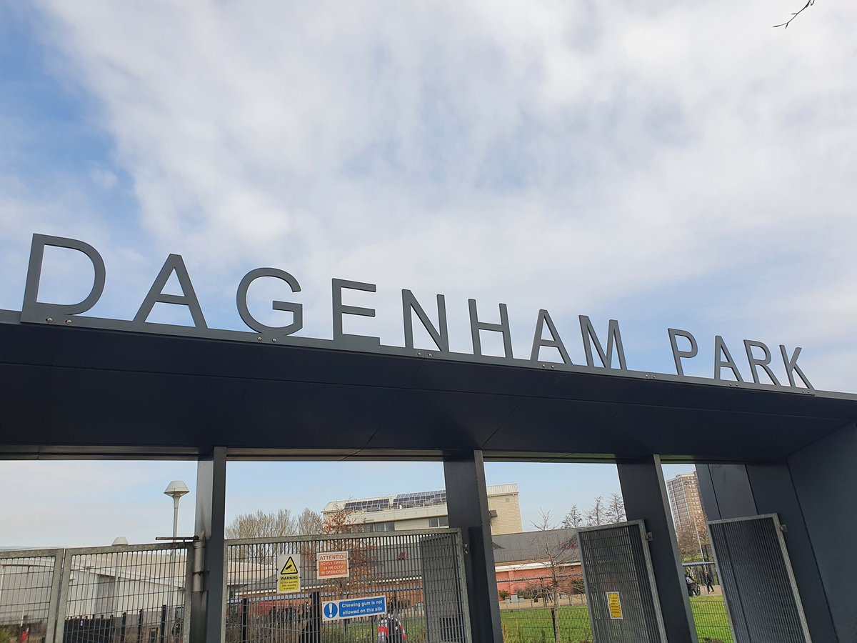 MPSBarkDag's tweet photo. Safer Schools Officer PC Wood is conducting foot patrols this morning around the vicinity of Dagenham Park School as part of #OpBempton 1548EA @lbbdcouncil https://t.co/s76StGvz7G