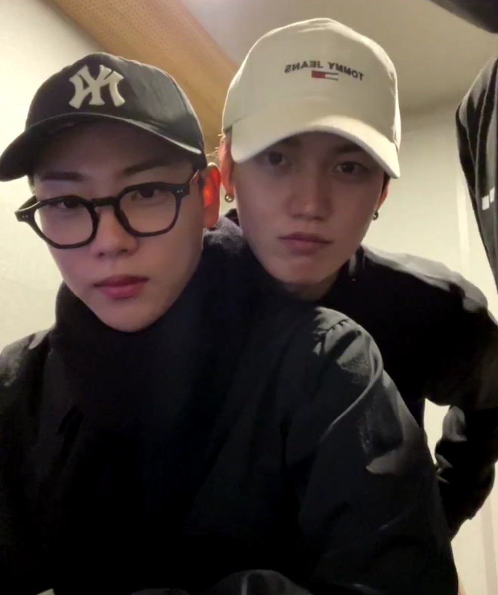 tmdtus_'s tweet photo. 오빠들은 진짜 
최악이에요
맨날자기들만아는얘기하고 
눈신망말같은 커플티나내면서 
숙브는해주지도않고
                                             한 마디만 하자 
하세요 
                                    둘중에누가더꾀돌이닮음? https://t.co/bmR12yj9Ba