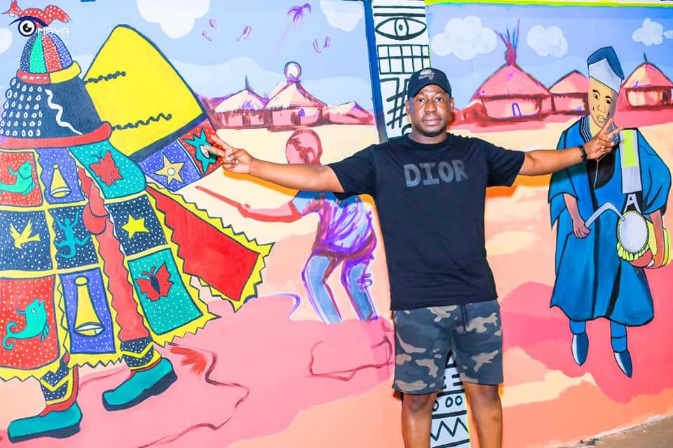 Le "mur du patrimoine", nouvelle attraction culturelle et touristique au coeur de Cotonou.

Le Bénin dispose désormais du mur graffé le plus long d’Afrique, et du 3ème au monde après ceux des Émirats Arabes Unis (Dubaï) et du Brésil.