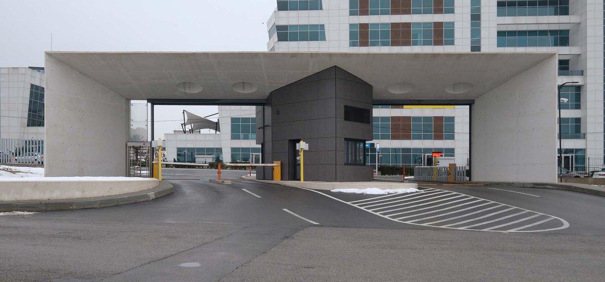 #arkivdebugun <a href="/teknopark_ist/">Teknopark İstanbul</a> kuzey araç giriş kapısı ve batı yaya giriş kapısının tasarımı <a href="/NurbinPaker/">Nurbin Paker</a> ve <a href="/hkahvecioglu/">Hüseyin Kahvecioğlu</a>'na ait. <a href="/Kalebodur/">Kalebodur #İyiBakDünyana</a> 
arkiv.com.tr/proje/teknopar…