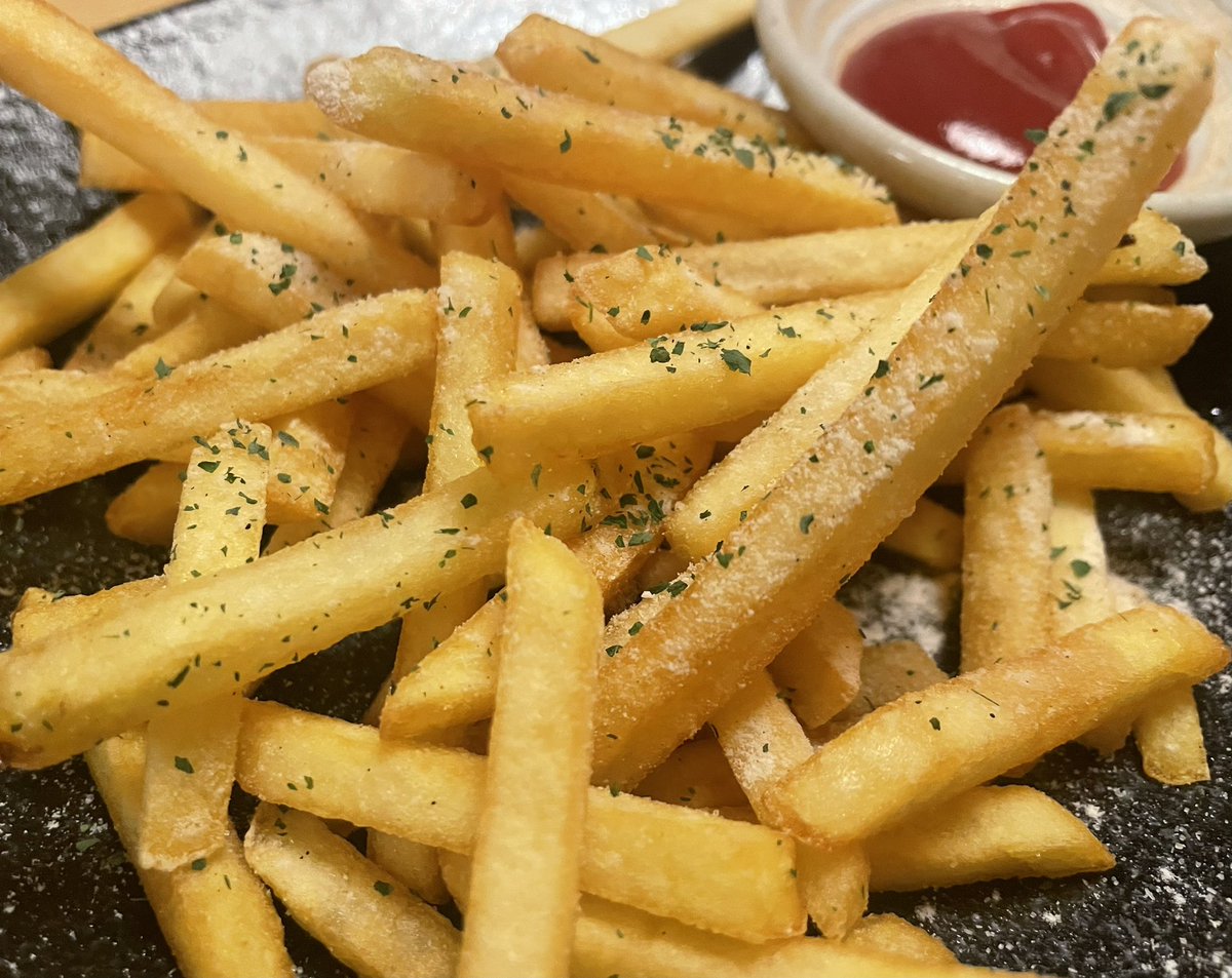 potatos_fried's tweet photo. 【居酒屋あるある】
カリカリなポテトの争奪戦 https://t.co/TrG3nv6Z6l