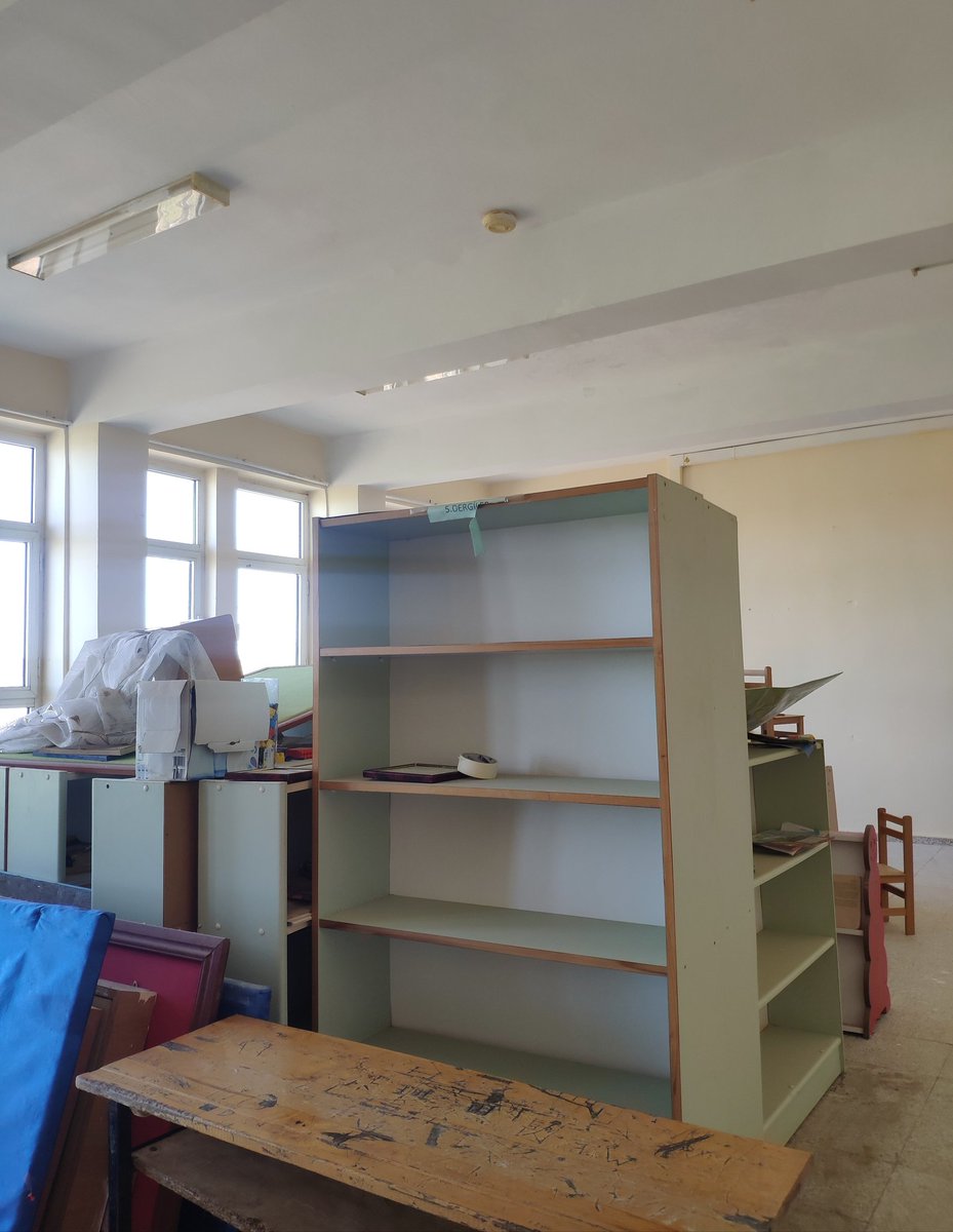 aytachayris's tweet photo. Ben Şanlıurfa-Birecik'te bir köy öğretmeniyim. Okulumuzun kütüphanesi çok kötü durumda. Elimizde çocuklarımızın ufkunu genişletebileceğimiz kitaplarımız yok maalesef. Bir kitap, bir öğrencinin yüzünün gülmesi demek. Yardımlarınızı bekliyorum. 😌🌸 https://t.co/lHIDiBRex1