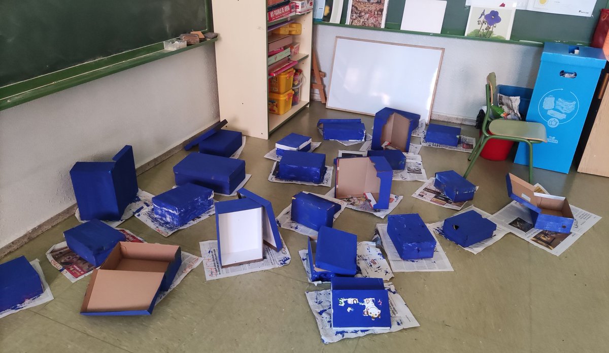 Buenas tardes profes!! Hoy en el cole hemos puesto en marcha la propuesta de #DCSUVA "CAJA DE VIDA". Os iré informando según avancemos..

Qué os parece esta idea? Lo haríais en el aula? 👀
PD: tengo pintura azul hasta en las pestañas 😜
#InfluencerEducativo #EstrategiasCCSS