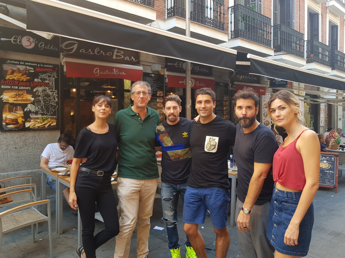El3deGaldos's tweet photo. Tomando algo con actores españoles @Adrian_Lastra #martanieto @belencue @alexgarcia_web https://t.co/gDJC699Fb4
