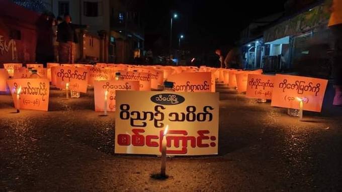rosie_tth's tweet photo. Spiritual night strike with all the fallen heroes' name tag in Hsipaw, Shan state. 
civilians also prayed for the fallen heroes at protests who were killed by terrorists. 

STRENGTH OF UNITY
#WhatsHappeningInMyanmar
#Mar22Coup https://t.co/KcQwBu312Z