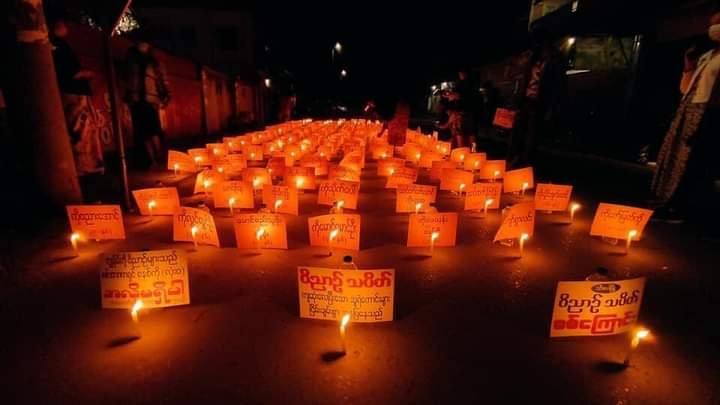 rosie_tth's tweet photo. Spiritual night strike with all the fallen heroes' name tag in Hsipaw, Shan state. 
civilians also prayed for the fallen heroes at protests who were killed by terrorists. 

STRENGTH OF UNITY
#WhatsHappeningInMyanmar
#Mar22Coup https://t.co/KcQwBu312Z