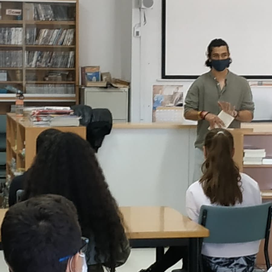 bibliomonte's tweet photo. Hoy los alumnos de 2°ESO A han tenido el placer de disfrutar en primicia de la presentación de 'A ciencia cierta', el último libro de poesía de Víctor Bayona, antiguo alumno del @iesmonterroso. Ha sido un placer y un honor contar contigo, Víctor. https://t.co/24WD8i2MhZ