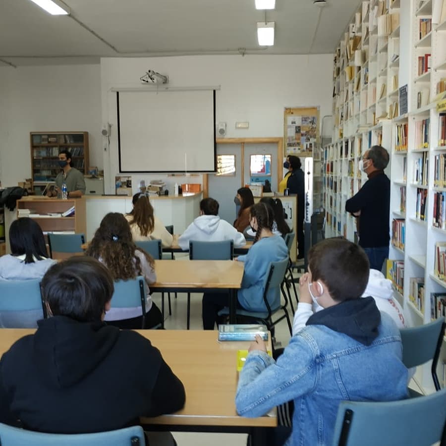 bibliomonte's tweet photo. Hoy los alumnos de 2°ESO A han tenido el placer de disfrutar en primicia de la presentación de 'A ciencia cierta', el último libro de poesía de Víctor Bayona, antiguo alumno del @iesmonterroso. Ha sido un placer y un honor contar contigo, Víctor. https://t.co/24WD8i2MhZ