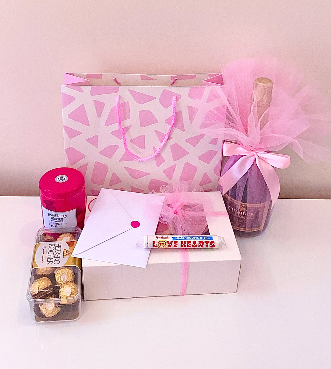 robyzbakery's tweet photo. #AbujaTwitterCommunity the order we got yesterday? We delivered! 💃🏽💃🏽💃🏽 @rarest_gem Thank you so much! 🥰 
PLEASE repost someone who needs our services might be on your timeline! Thank you!
 #luxurygift #luxurycake #harvardcake #Abujastreet https://t.co/JopTvqWO0H