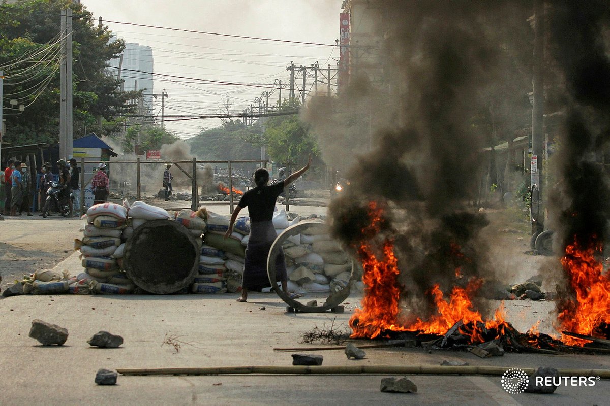 An anti-coup protester in Mandalay, Myanmar. At least three people were killed there today - one of them was a 15 year old boy who wasn’t taking part in the protests #WhatsHappeningInMyanmar