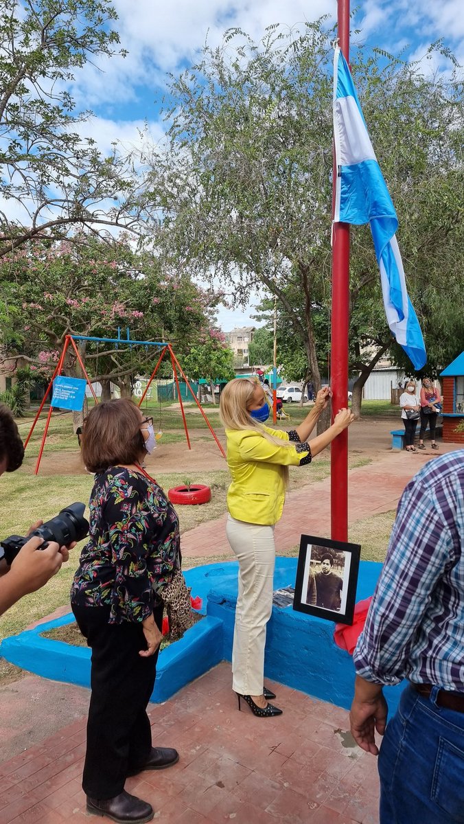 miguelsiciliano's tweet photo. LA PLAZA WENCESLAO VERA EN B° OBRAS SANITARIAS QUEDO HERMOSA.

Wenceslao a sus 28 años ya era Secretario Gral del Gremio Obras Sanitarias. Fue desaparecido por la infame dictadura militar. Poder estar hoy junto a sus familiares, sus compañer@s, l@s vecin@s es reivindicar (sigue) https://t.co/sMrzn4PNh3