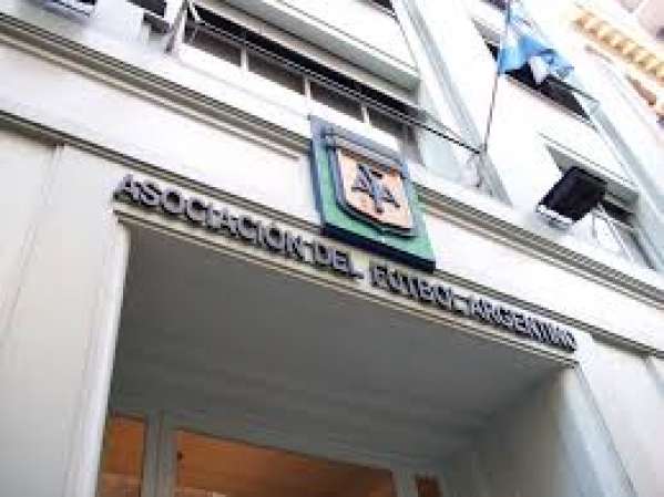 ascensointerior's tweet photo. #AFA - APOYO a TAPIA 

Los 7 asambleístas del interior (quienes votan a presidente) y un gran número de Federaciones y Ligas del interior manifestaron su apoyo a la conducción de @tapiachiqui al frente de AFA

LINK 👇
https://t.co/7BSdv7YkWJ https://t.co/l4nTkl2MJU