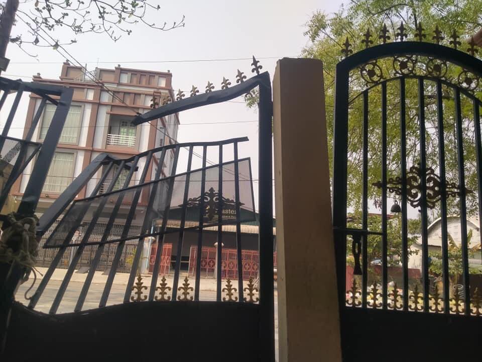 NanEiMonMyint1's tweet photo. Civilians are not safe even in the house. 
The military junta destroyed a house on Manaw Hari between 45th and 44th Streets, Mandalay with a backhoe and took two mobile phones from the house.

#WhatsHappeningInMyanmar #SACTerroristGroup 
#Mar22Coup 
#SaveMandalay https://t.co/oSyQsMbKk8