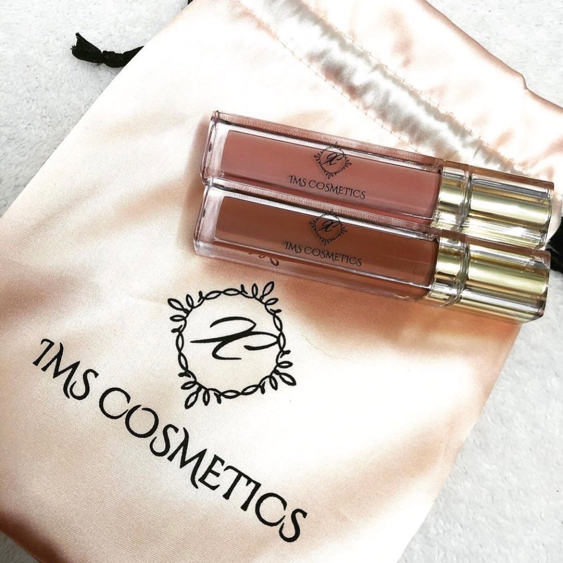 imscosmetics's tweet photo. Did you know? All orders come with a cute little satin bag to take your makeup with you everywhere 🤩 https://t.co/zDCfK5rLVH