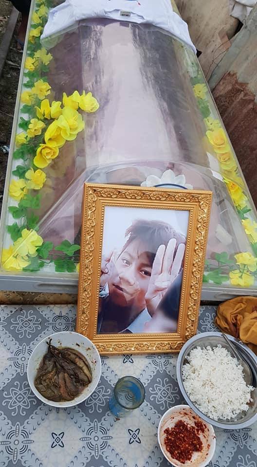 ofmirae's tweet photo. tw // death 
14 years old boy, Tun Tun Aung was shot to death by the sniper. The bullet was so powerful that it erupted in his chest. How merciless.
Rest In Power. 
STRENGTH OF UNITY 
#WhatsHappeningInMyanmar 
#Mar22Coup
#ViolenceAgainstChildren
@SRSGVAC
@save_children
@UNICEF https://t.co/sFsSVL8hc1