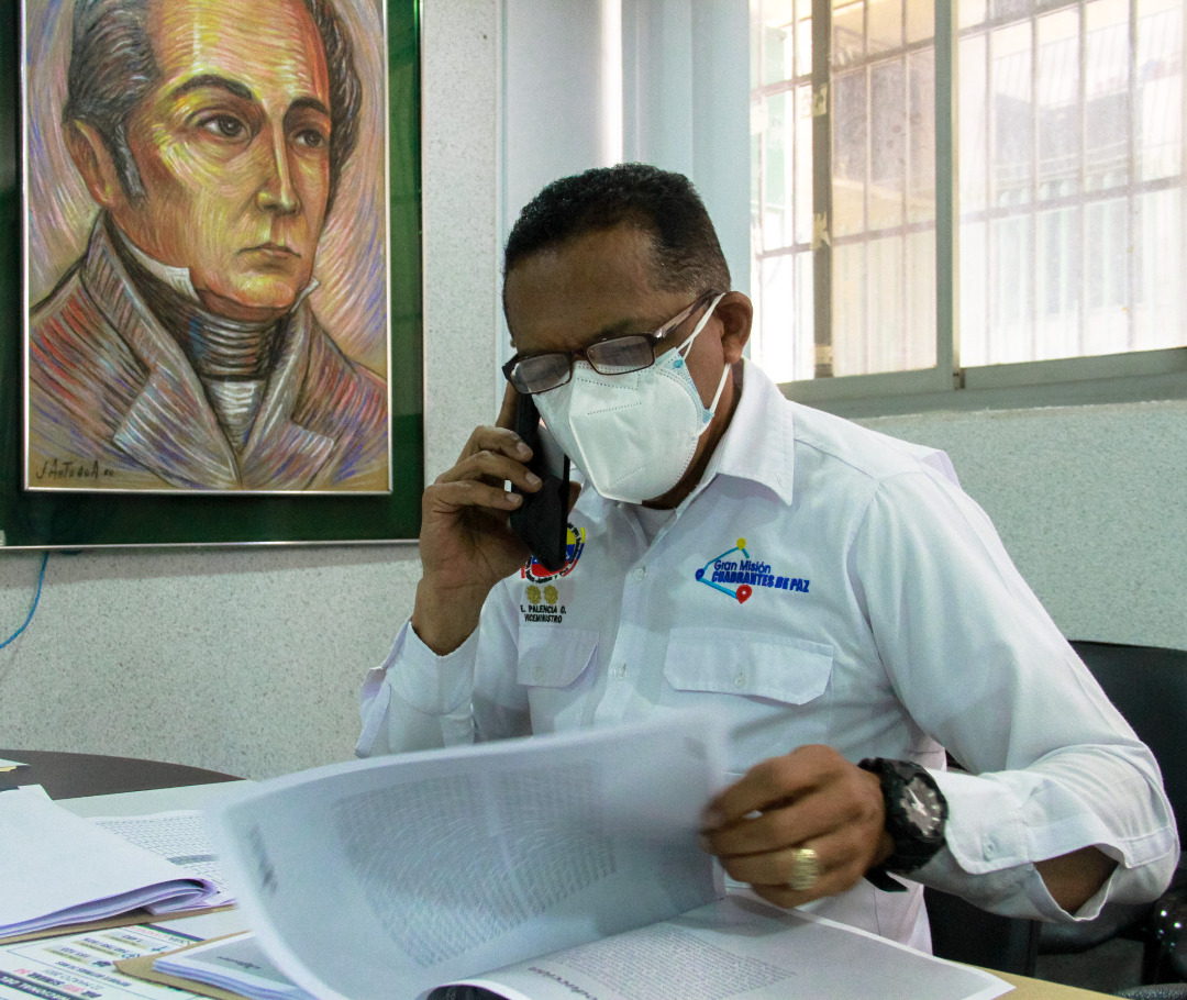 MijpVzla's tweet photo. #LoDijo 👉 Viceministro @PalenciaEndes "Con el Plan de Expansión de los Cuadrantes de Paz Rurales, se busca minimizar los índices delictivos en zonas productivas, proteger al pueblo campesino e impulsar la producción de alimentos en el país".

#MPPRIJP
#SeguridadEnAcción https://t.co/DlNHMSr2uH