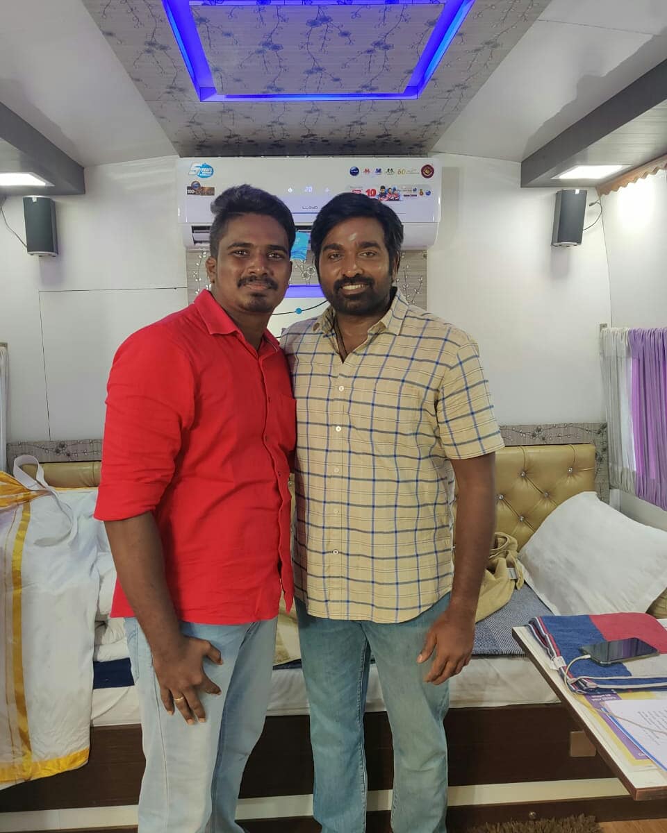 vjsfa's tweet photo. All About today's anna 🙏👌in #dindugal  #shootingspot #MakkalSelvan #VijaySethupathi @VijaySethuOffl
. 
. 
. 
@kumaran_VSP @Deva_VSP 
@Bulletvikki @MakkalSelvanFC https://t.co/YsknM1PlVn