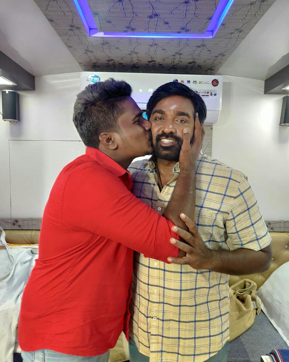 vjsfa's tweet photo. All About today's anna 🙏👌in #dindugal  #shootingspot #MakkalSelvan #VijaySethupathi @VijaySethuOffl
. 
. 
. 
@kumaran_VSP @Deva_VSP 
@Bulletvikki @MakkalSelvanFC https://t.co/YsknM1PlVn