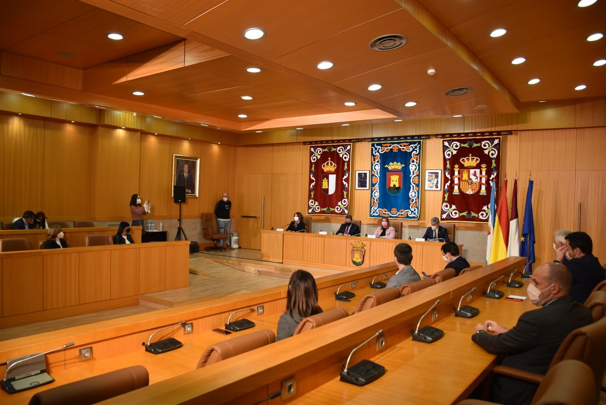 TalaveraAyto's tweet photo. ✳️ La alcaldesa de Talavera aprovecha la visita del presidente García-Page para pedir un nuevo Centro de Mayores junto al anunciado de Alzheimer.
#ODS3 #SaludYBienestar #CentroAlzheimer #TalaveraDeLaReina #AFATA
👉+info: https://t.co/TvL6Fyw5Dc https://t.co/jfoiGTQ4vD