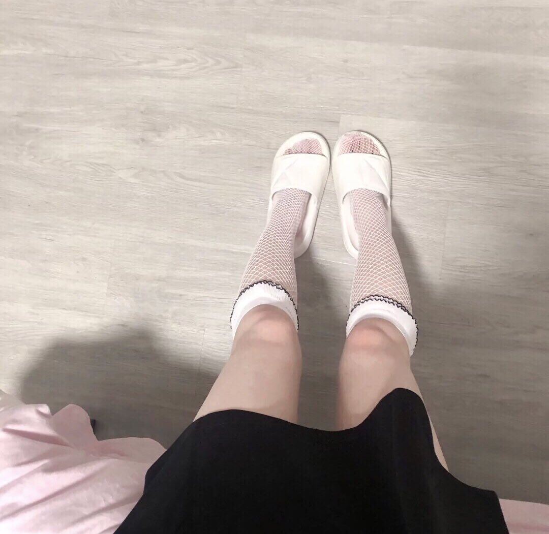 sisiainimum's tweet photo. 快��过来给我舔，是要脚还是要鞋，乖狗狗
#原味jk鞋 #原味袜 #萝莉 #反差 #原味lo鞋 #白丝 #打膠 #扫楼打胶 #原味襪 #臭脚 https://t.co/xi5thhNLFM