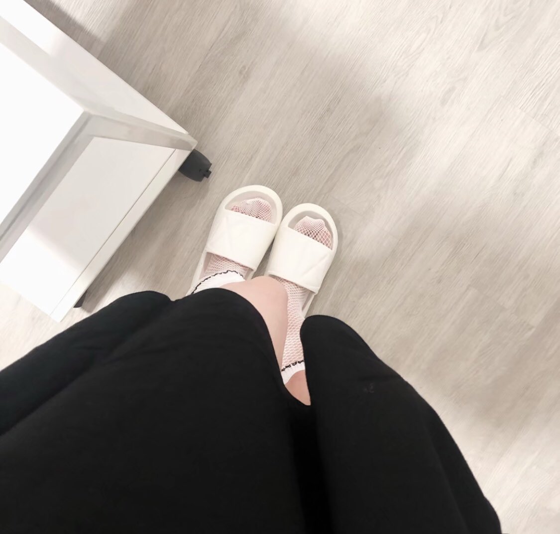 sisiainimum's tweet photo. 快��过来给我舔，是要脚还是要鞋，乖狗狗
#原味jk鞋 #原味袜 #萝莉 #反差 #原味lo鞋 #白丝 #打膠 #扫楼打胶 #原味襪 #臭脚 https://t.co/xi5thhNLFM