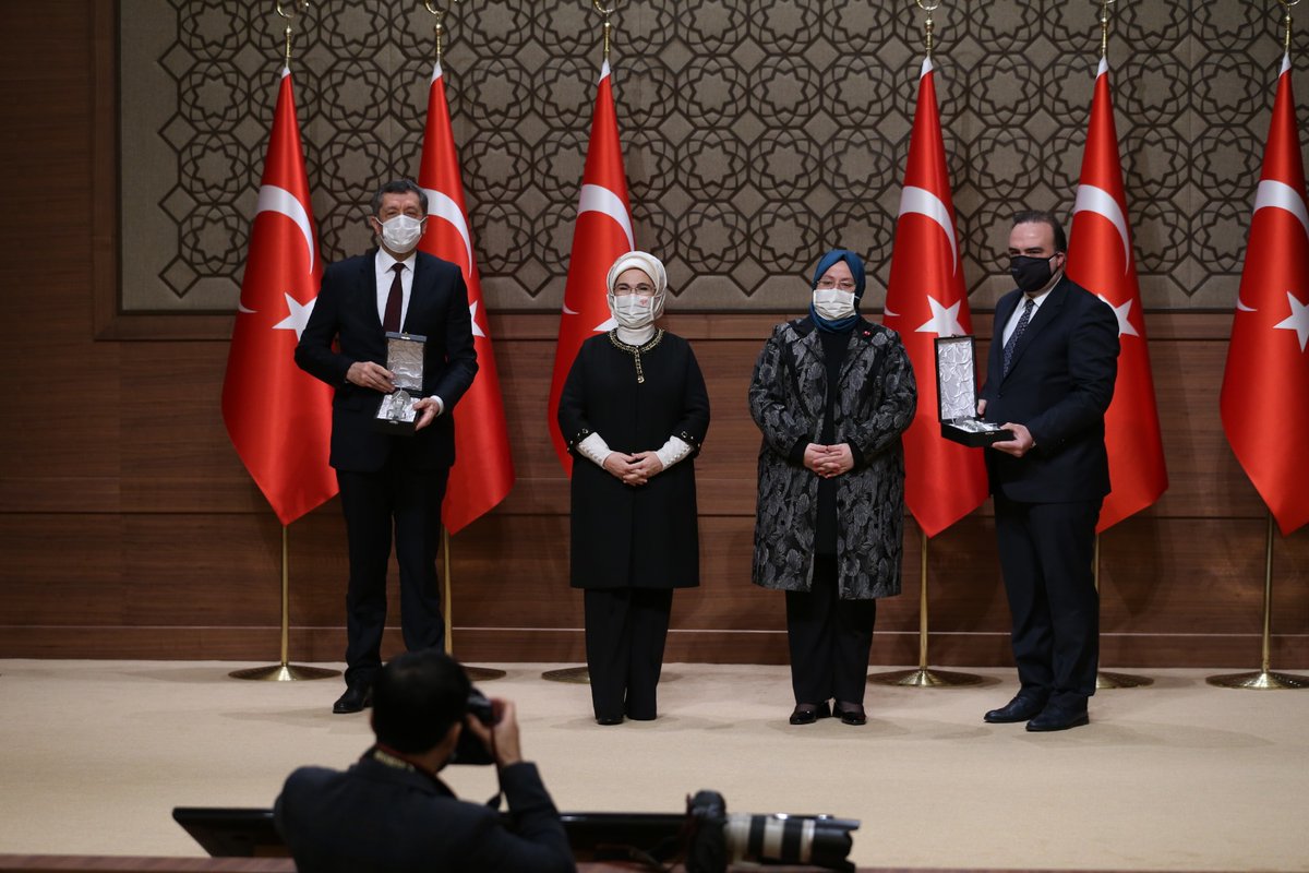 Teşekkürler... 

Kullanıcı dostu EBA, <a href="/ailevecalisma/">Cshabakanligi</a> Bakanlığımızın engelli bireylerin hayatını kolaylaştıran projeler için düzenlediği “Erişilebilirlik Yarışması”nda, kendi kategorisinde halk oylamasıyla birinci oldu.

Sayın <a href="/EmineErdogan/">Emine Erdoğan</a>’ın takdim ettiği ödül, hepimizin.