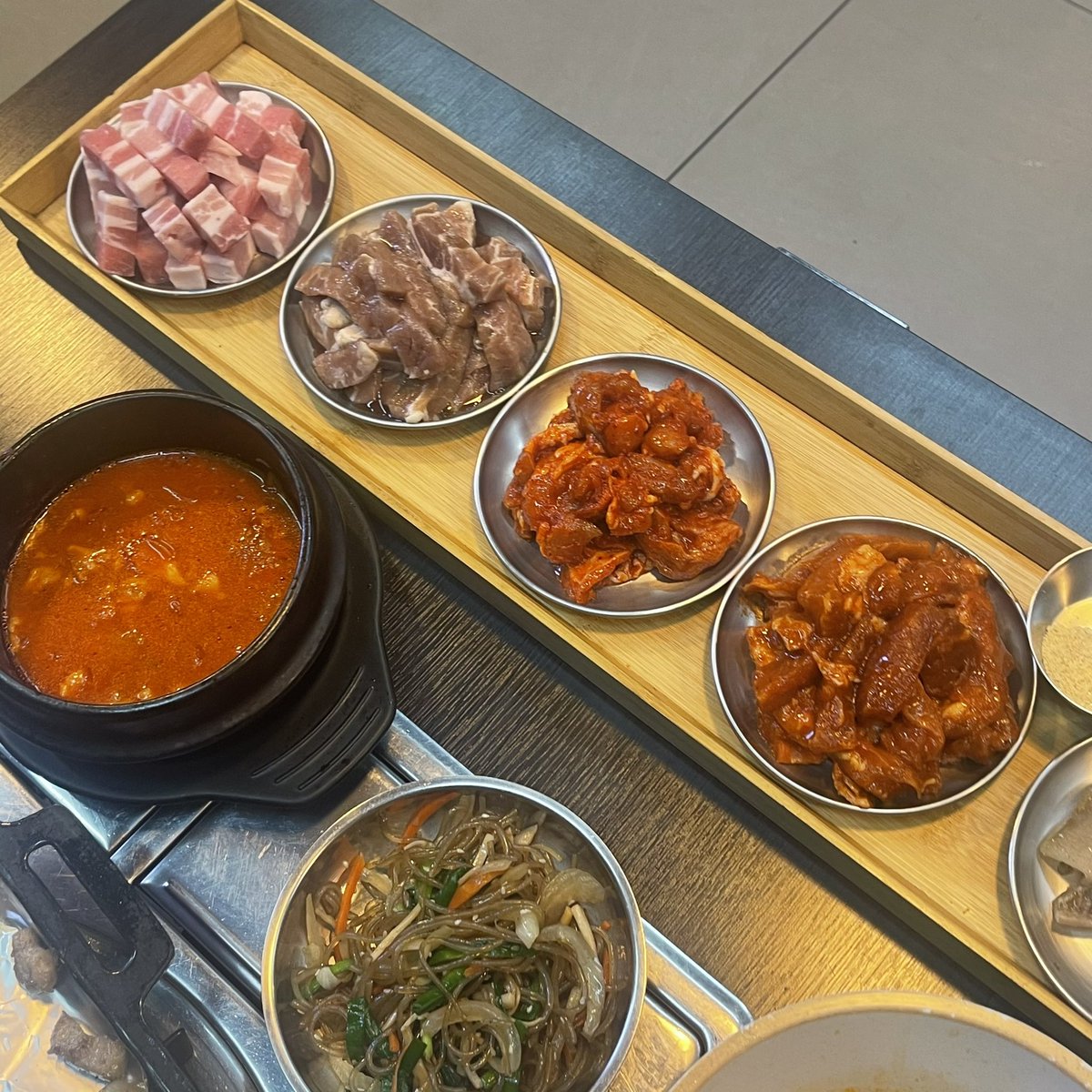 94ws_'s tweet photo. กูไม่รู้ว่าตัวเองไปอยู่ไหนมา ถึงเพิ่งมาค้นพบร้านปิ้งย่างเกาหลีที่รสชาติเกาหลีที่สุดแถวบ้าน อาหารทุกอย่างเหมือนกูนั่งกินที่เกาหลีจริงๆๆๆๆๆๆๆๆๆ แบบรสชาติที่คิดถึงมากๆๆๆๆ อิเหี้ยเอ้ยยย 299 เท่านั้นค่ะ ร้านชื่อ เดอะ นูริม the noorim อ่อนนุช17 เจ้าของร้านคนเกาหลี หั่นหมูมาให้ด้วย! https://t.co/4APLaOEgD8