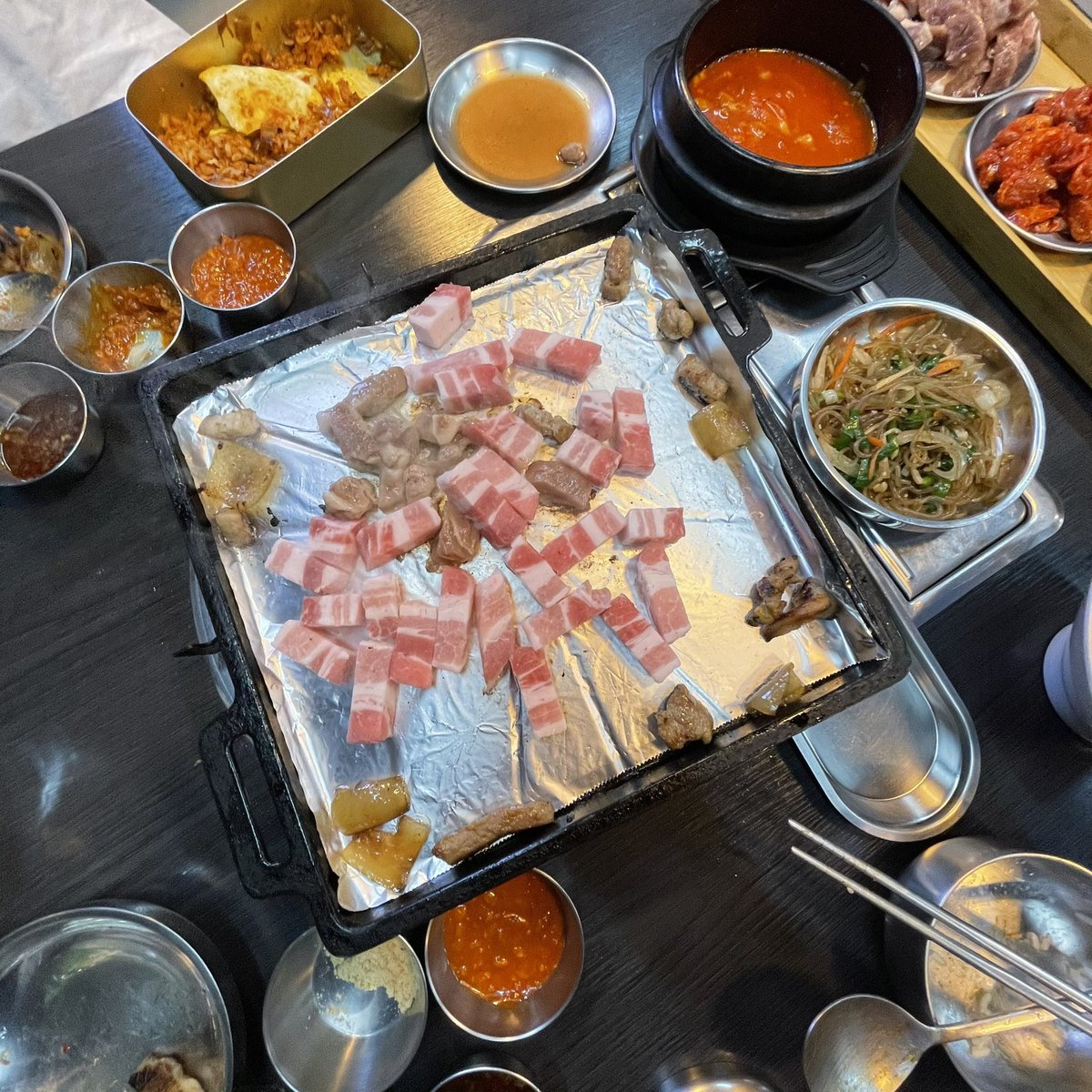 94ws_'s tweet photo. กูไม่รู้ว่าตัวเองไปอยู่ไหนมา ถึงเพิ่งมาค้นพบร้านปิ้งย่างเกาหลีที่รสชาติเกาหลีที่สุดแถวบ้าน อาหารทุกอย่างเหมือนกูนั่งกินที่เกาหลีจริงๆๆๆๆๆๆๆๆๆ แบบรสชาติที่คิดถึงมากๆๆๆๆ อิเหี้ยเอ้ยยย 299 เท่านั้นค่ะ ร้านชื่อ เดอะ นูริม the noorim อ่อนนุช17 เจ้าของร้านคนเกาหลี หั่นหมูมาให้ด้วย! https://t.co/4APLaOEgD8