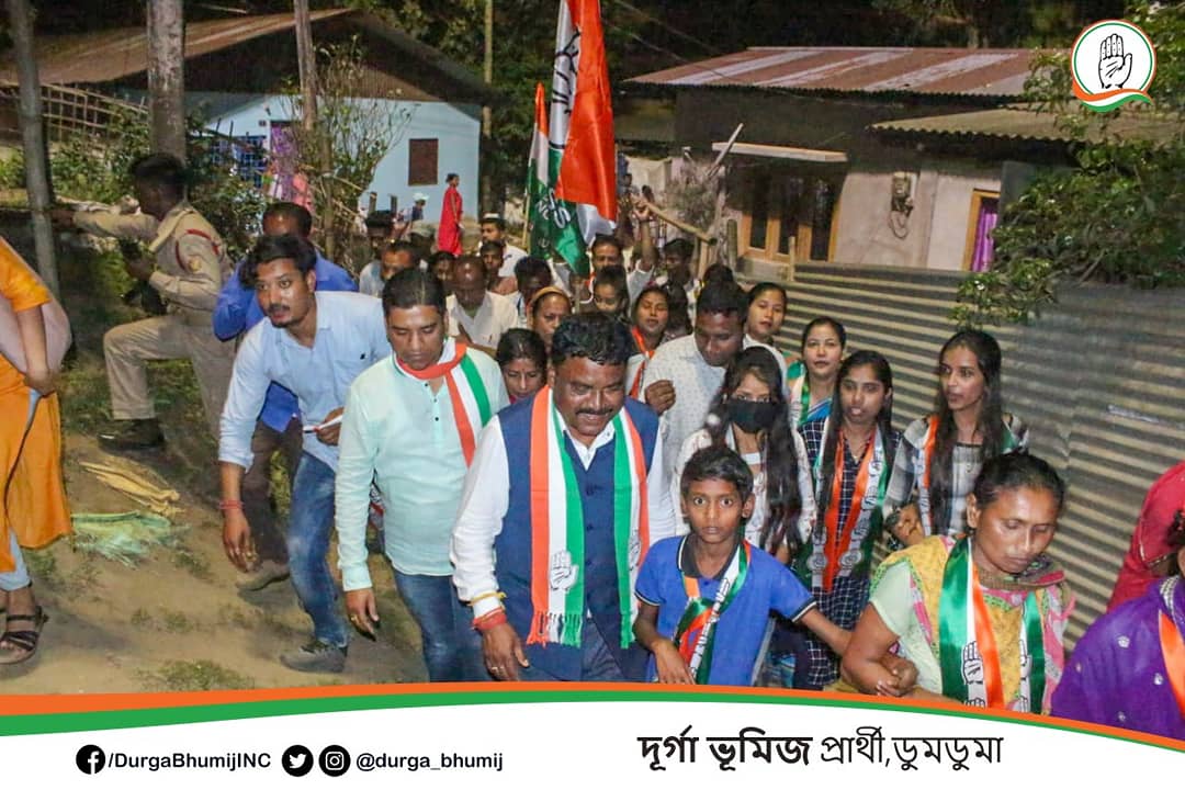durga_bhumij's tweet photo. নিৰ্বাচনী প্ৰচাৰৰ উদ্দেশ্যেই আজি কেইবাটাও অঞ্চল যেনে কুমাৰী পট্টি, সোণাৰি পট্টি, নাগা পট্টিত পদযাত্ৰা কৰি ৰাইজৰ সৈতে বাৰ্তালাপ আৰু মত বিনিময় কৰো। যুৱক-যুৱতী, ডেকা-বৃদ্ধ সকলোৰে অংশগ্ৰহণ ও সঁহাৰি পাই মই নথৈ আনন্দিত হ'লো আৰু সদৌ ৰাইজলৈ শ্ৰদ্ধা আৰু ধন্যবাদ জ্ঞাপন কৰিছোঁ। https://t.co/PdOnurhP7j