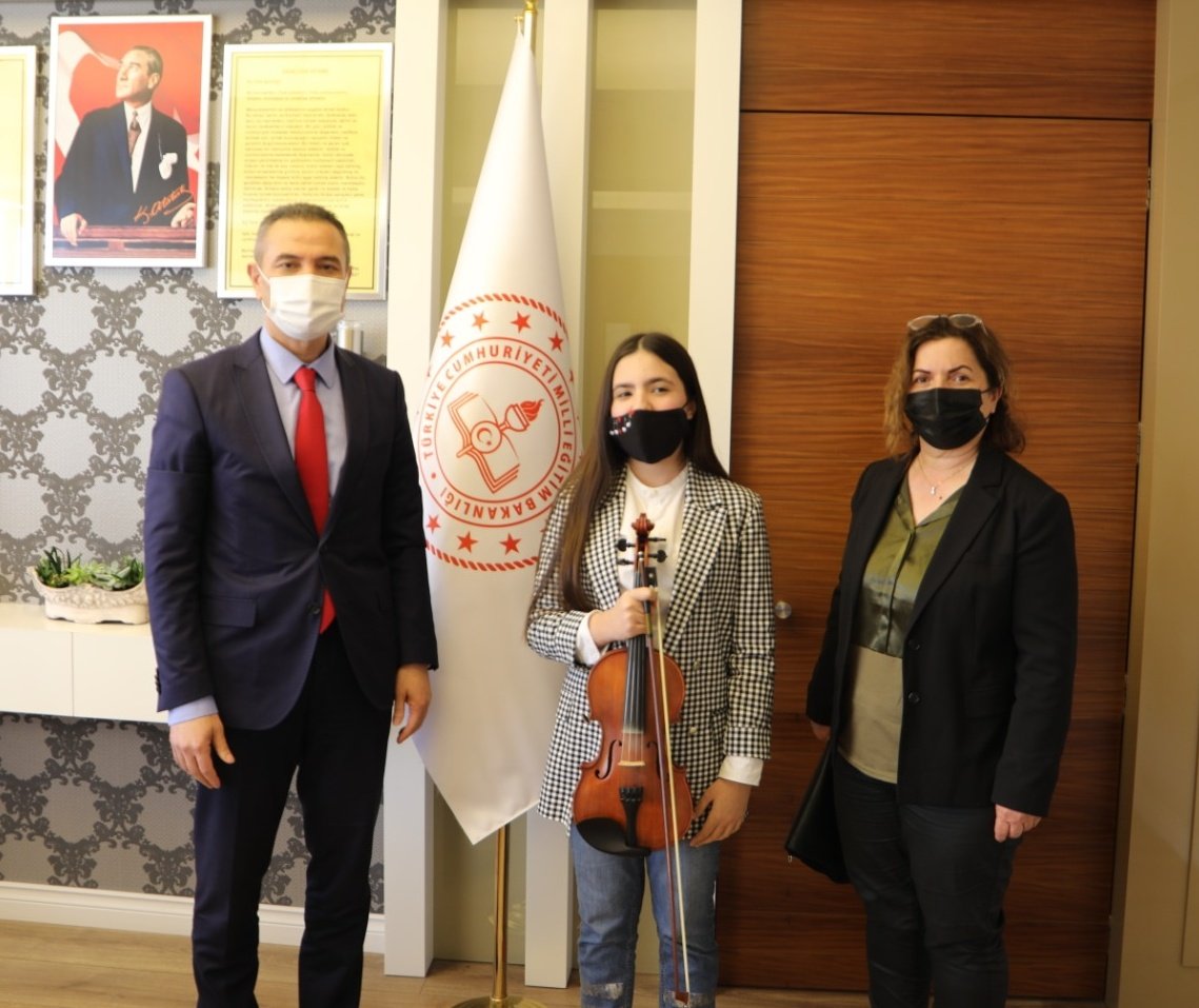 elifplaysviolin's tweet photo. 🏩Hurma Ortaokulu Müdürümüz Sayın Zeliha Çağatay ile #Antalya İl Milli Eğitim Müdürümüzü ziyaret ettik🌻🎻
🇹🇷Milli Eğitim Müdürümüz Sayın Hüseyin Er'e nazik davetleri ve verdikleri destek için çok teşekkür ederim🙏🏼🎻🎶🎀
#eliferoglu @ziyaselcuk
@huseyiner07 @ersinyazici1 https://t.co/UzC13XPdma