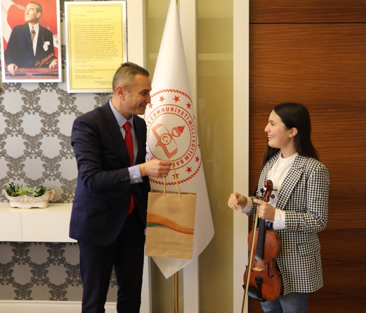 elifplaysviolin's tweet photo. 🏩Hurma Ortaokulu Müdürümüz Sayın Zeliha Çağatay ile #Antalya İl Milli Eğitim Müdürümüzü ziyaret ettik🌻🎻
🇹🇷Milli Eğitim Müdürümüz Sayın Hüseyin Er'e nazik davetleri ve verdikleri destek için çok teşekkür ederim🙏🏼🎻🎶🎀
#eliferoglu @ziyaselcuk
@huseyiner07 @ersinyazici1 https://t.co/UzC13XPdma