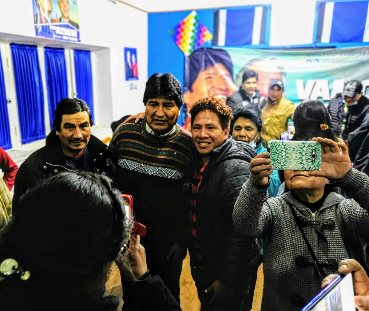 evoespueblo's tweet photo. Cuando era presidente y ahora que vuelvo a ser dirigente siempre recibo el cariño del pueblo, lo cual refuerza mi compromiso. La lucha sigue con humildad y dignidad, siempre apoyados en la verdad y la honestidad.
Para nosotros, la política es servir al pueblo. https://t.co/cwVmXG2z8f