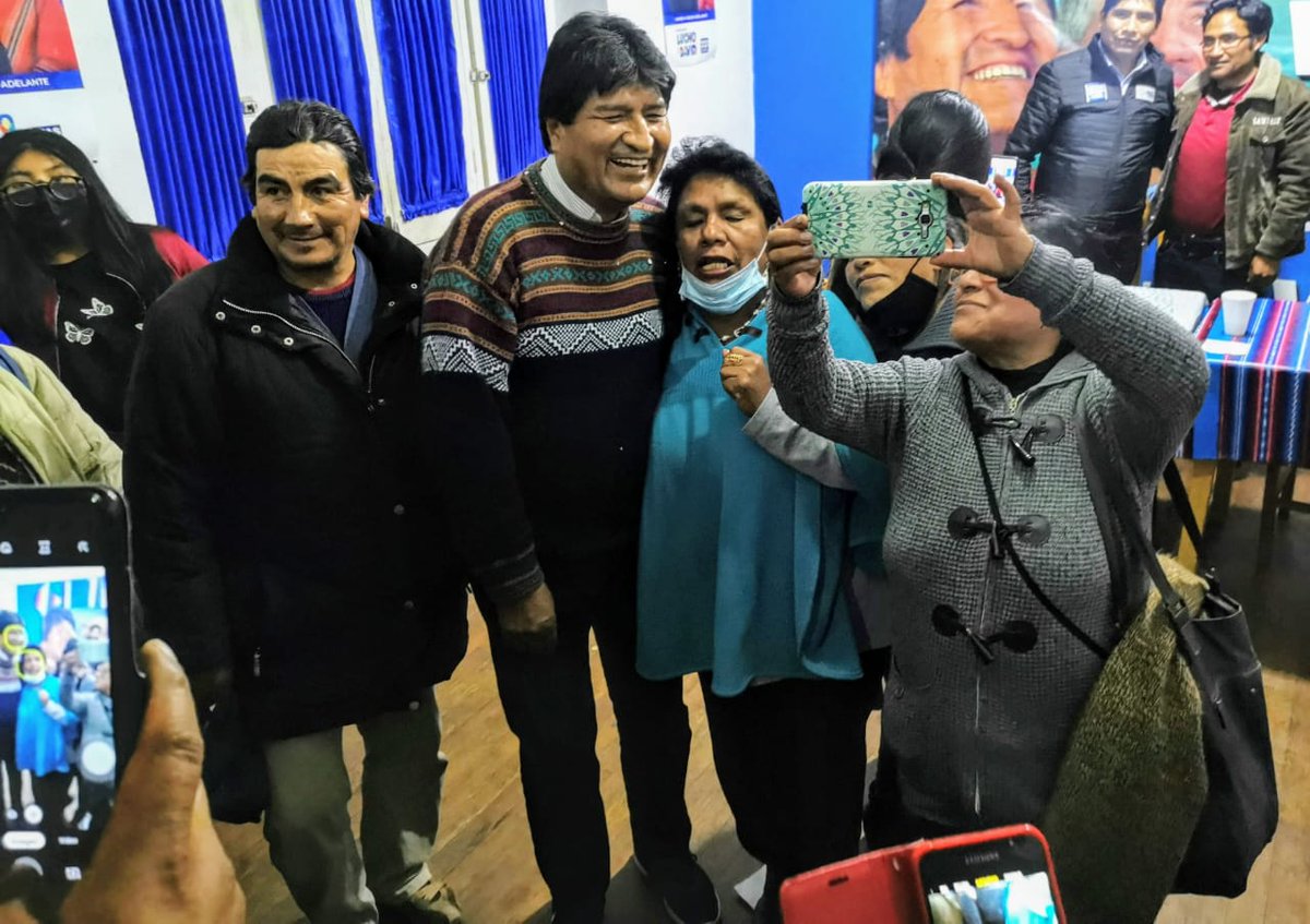evoespueblo's tweet photo. Cuando era presidente y ahora que vuelvo a ser dirigente siempre recibo el cariño del pueblo, lo cual refuerza mi compromiso. La lucha sigue con humildad y dignidad, siempre apoyados en la verdad y la honestidad.
Para nosotros, la política es servir al pueblo. https://t.co/cwVmXG2z8f