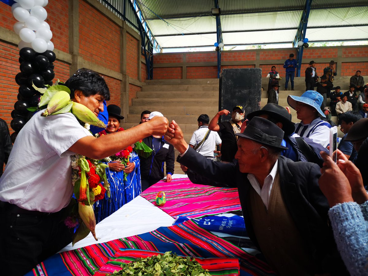 evoespueblo's tweet photo. Cuando era presidente y ahora que vuelvo a ser dirigente siempre recibo el cariño del pueblo, lo cual refuerza mi compromiso. La lucha sigue con humildad y dignidad, siempre apoyados en la verdad y la honestidad.
Para nosotros, la política es servir al pueblo. https://t.co/cwVmXG2z8f