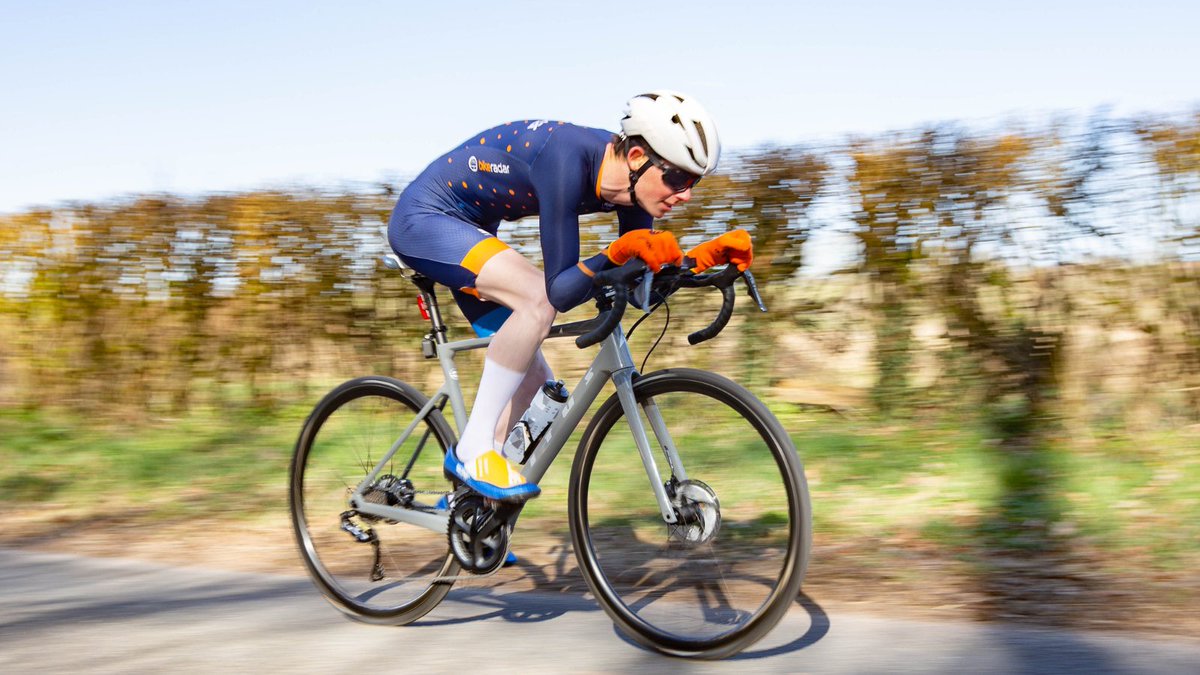 Time Trial Vs. Road Bike 🏁 The guys at @bikeradar find out if aero tech can make up for different levels of fitness between two of their staff members, not forgetting to leave out the fun of course! 😅 Watch the Video Here! 👇 bit.ly/TT-Bike_vs_Roa… #cycling