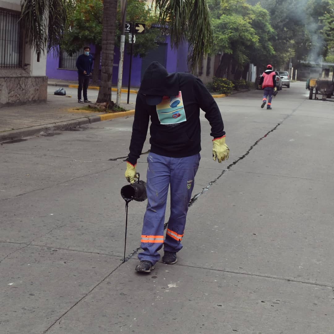 ServPublicMerce's tweet photo. Continuamos con las tareas de relleno y sellado de fisuras y juntas en diferentes calles del casco histórico de la ciudad.
#CiudadDeTodos https://t.co/Pi7wIbVGMj