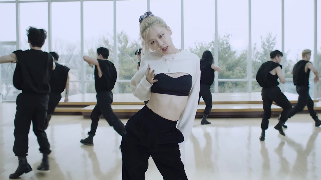 roseannepics's tweet image. rosé park everyone