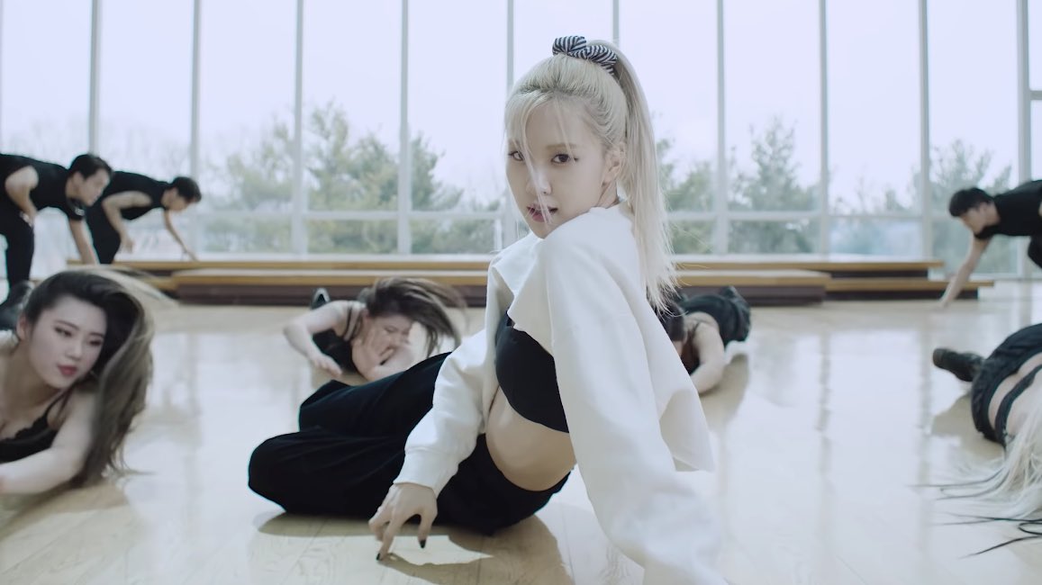 roseannepics's tweet image. rosé park everyone