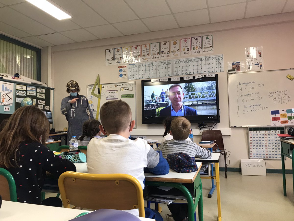 v_broutin's tweet photo. Pour la #JourneeMondialeDelEau 💦💦 @suezFR soutient l’initiative de @villedelaon pour inciter les plus jeunes à préserver cette ressource essentielle. Bravo à nos nouveaux ambassadeurs de l’#eau du groupe scolaire Saint Exupéry à #laon 👏👏👏 https://t.co/BM4Xp05CzL