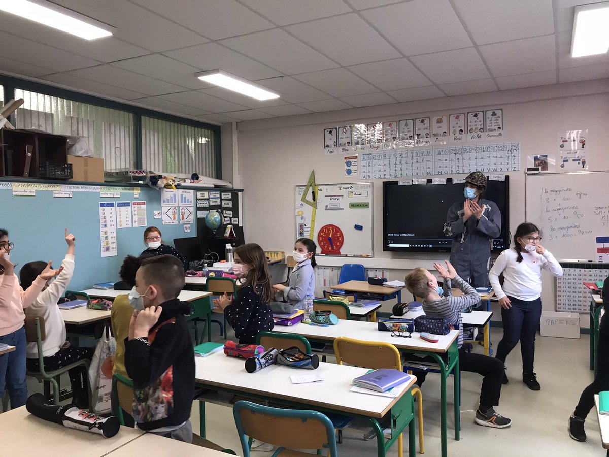 v_broutin's tweet photo. Pour la #JourneeMondialeDelEau 💦💦 @suezFR soutient l’initiative de @villedelaon pour inciter les plus jeunes à préserver cette ressource essentielle. Bravo à nos nouveaux ambassadeurs de l’#eau du groupe scolaire Saint Exupéry à #laon 👏👏👏 https://t.co/BM4Xp05CzL