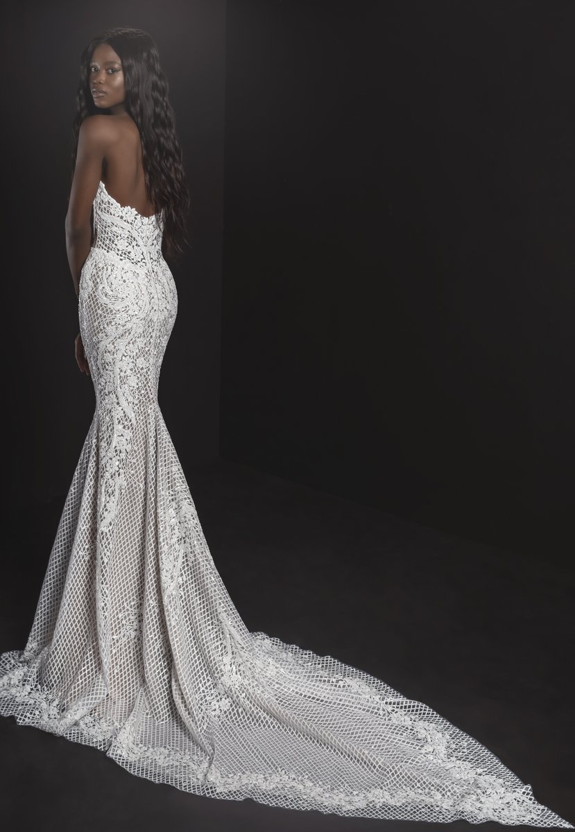 pninatornai's tweet photo. Bringing the drama with this incredible train on #OneCollection #Style4887T!
Collection available @KleinfeldBridal
Photo: Dvir Kahlon
Makeup: Ortal Elimeleh
Hair: Benjamin Ruimi https://t.co/Zb0ttXLKhP