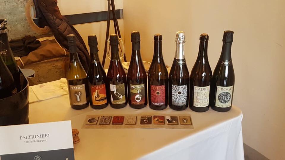 RealLambrusco's tweet photo. https://t.co/JuZbfVaYcq - CHI ASSAGGIA? - Vivace e conviviale come la gente dell'Emilia, ma anche di grande stile: il Lambrusco di @infoPaltrinieri si distingue così (VIDEO) https://t.co/QNrtYzG22V @ilcomizio #AndreaSala @MasterSommWW #Sorbara https://t.co/yMDDm6ZfFT